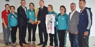 Cumhurbaşkanı Erdoğan, Ardeşenspor'un kupasını kaldırdı