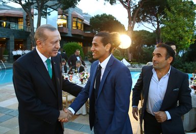 Cumhurbaşkanı Erdoğan İstanbul’da sanatçı ve sporcularla iftar yaptı