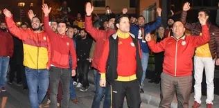 Taraftar tesisleri bastı