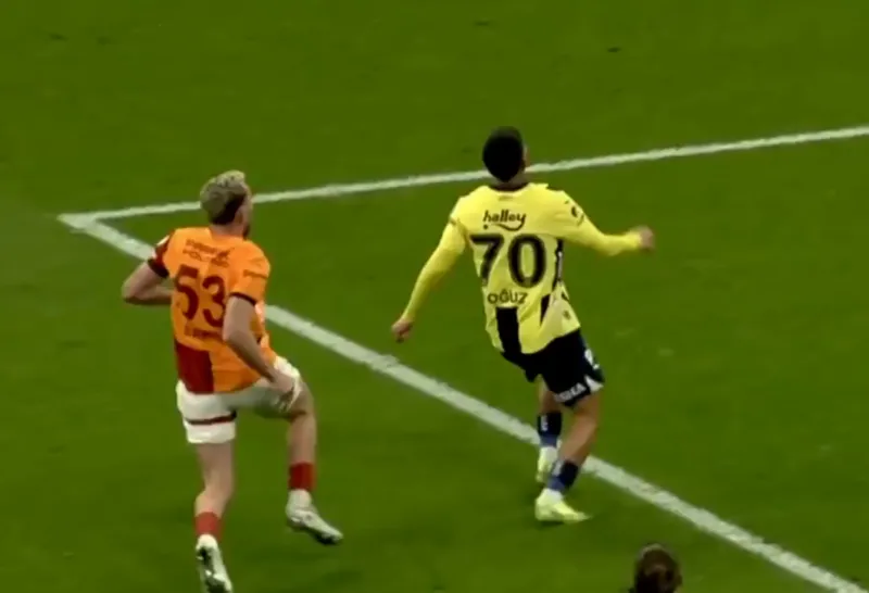 galatasaraylilar-penalti-bekledi-iste-o-pozisyon-1740420181476.png