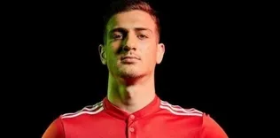 Manchester United’a 19 yaşında sağ bek