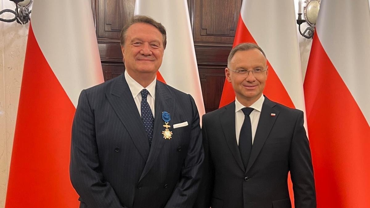 Arat'a Üstün Liyakat Madalyası