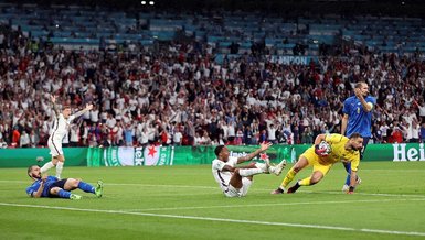 Son dakika spor haberi: İtalya - İngiltere maçında penaltı itirazı! Raheem Sterling... (EURO 2020 haberi)