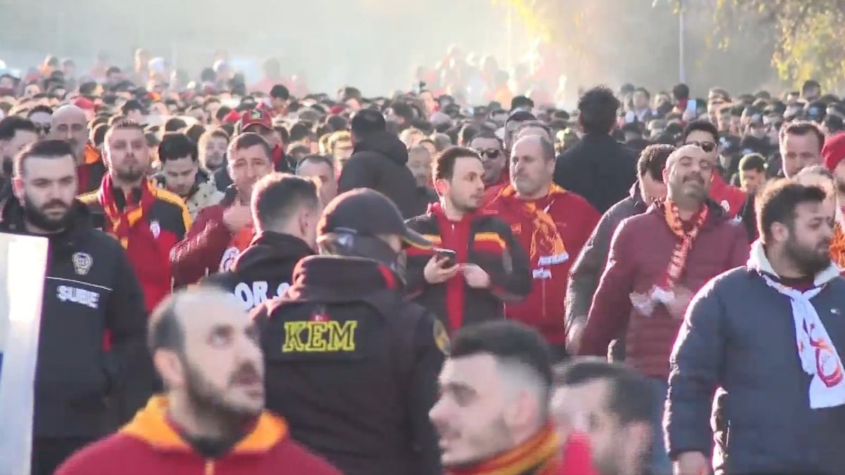 Galatasaraylı taraftarlar, Beşiktaş derbisi için Tüpraş Stadı'na geldi