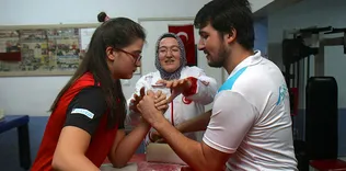 Çelik bilekli kadınlar