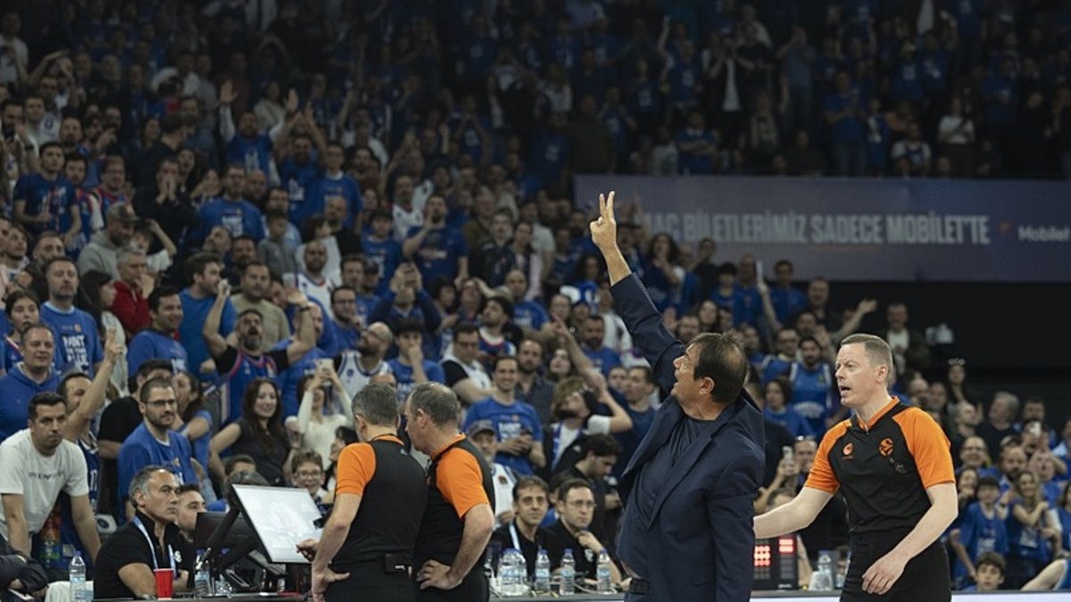 Anadolu Efes tribünleri ile Ergin Ataman arasında gerginlik! Anadolu Efes tribünleri ile Ergin Ataman arasında gerginlik!