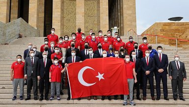 Euroleague ve Basketbol Süper Ligi şampiyonu Anadolu Efes, Anıtkabir'i ziyaret etti