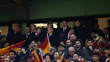 Bakan Bak ve Hacıosmanoğlu tribündeydi