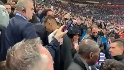 >Neymar'dan şok hareket! Taraftara yumruk attı