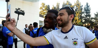 Fenerbahçe kafilesini Adana'da 25 kişilik grup karşıladı