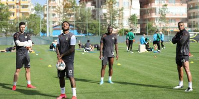 Alanyasporlu futbolculardan sosyal mesafeli poz