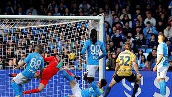 Napoli evinde 2 puan bıraktı!