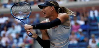Wozniacki veda etti, Sharapova turladı
