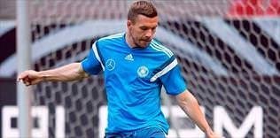 Lucas Podolski 4 mevkide oynar