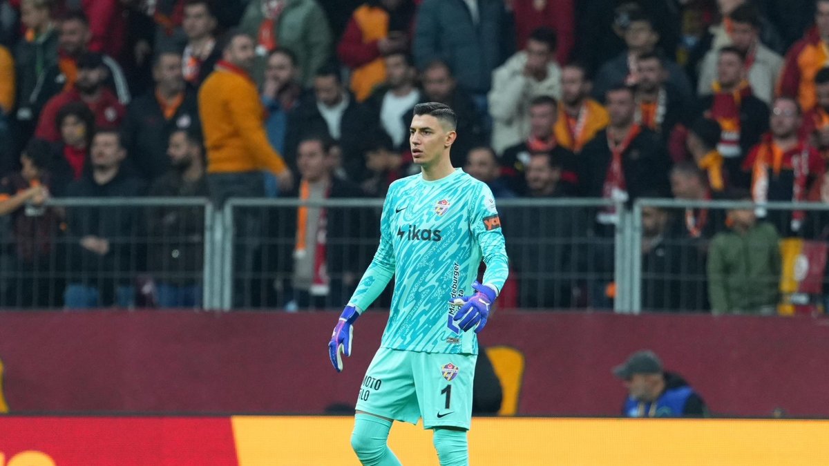 Eyüpspor kalecisi Berke Özer güvenlik görevlileriyle tartıştı