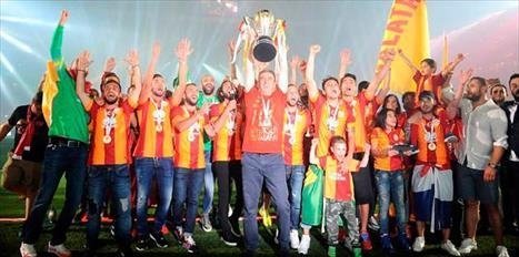 Aslan kral tacını taktı