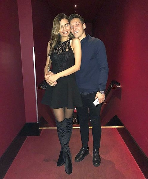 Mesut Ãzilâin, sevgilisi Amine GülÅe ile ilgili görsel sonucu