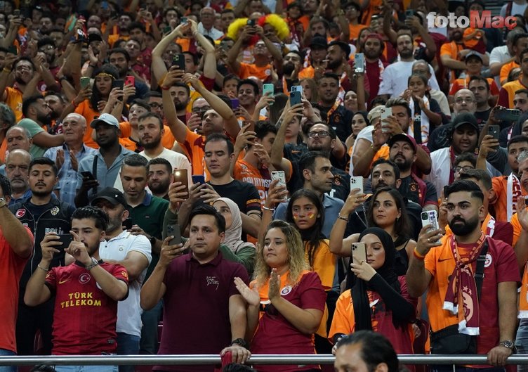 Galatasaray Alberth Elis transferinde mutlu sona ulaştı.