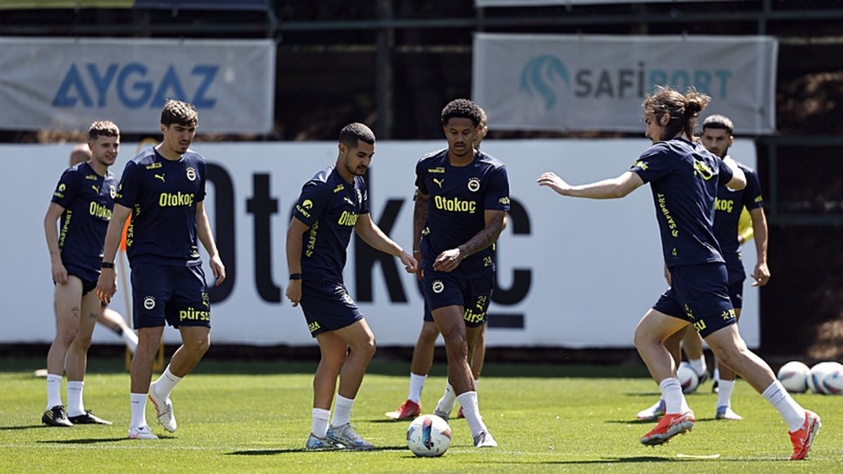 Fenerbahçe'nin kamp kadrosu açıklandı! Fenerbahçe'nin kamp kadrosu açıklandı!