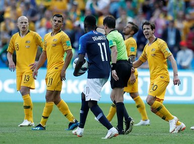 Fransa-Avustralya maçında hakem VAR uygulamasıyla karar değiştirdi / İŞTE O ANLAR