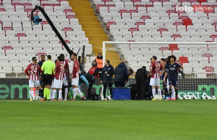 Sivasspor - Fenerbahçe maçında şok sakatlık! Valencia ambulansla hastaneye kaldırıldı