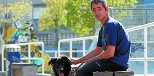 Anoeta Stadı’nın önünde yatan genci...