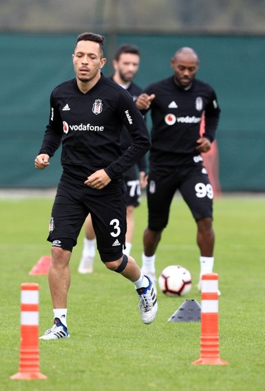 Beşiktaş’ta Adriano şoku!