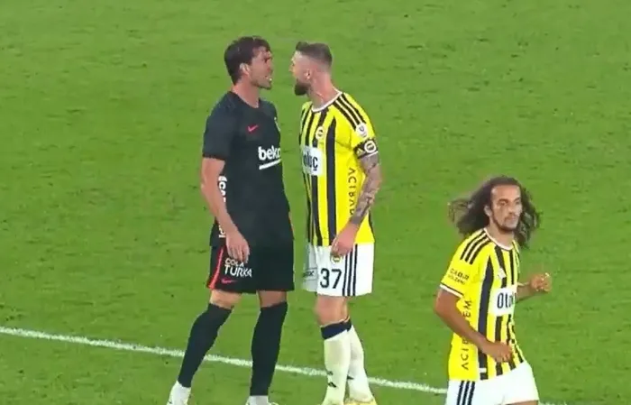 fenerbahce-besiktas-derbisinde-saha-karisti-1788632375333.jpg Kadıköy’de tansiyon yükseldi! Derbide Vlahovic ve Skriniar birbirine girdi - 1
