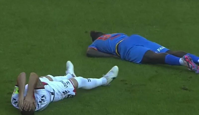 samsunspor-goztepe-macinda-sahaya-ambulans-girdi-isaac-solet-hastaneye-kaldirildi-1727530102622.jpg Samsunspor - Göztepe korkutan anlar! Sahya ambulans girdi ve... - 2