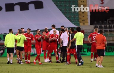 Denizlispor - Gaziantep FK maçının ardından saha karıştı!