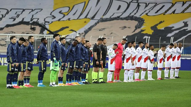 Fenerbahçe Antalyaspor maçı öncesi şehitler için saygı duruşu! #
