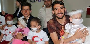 Fenerbahçelilerden çocuklara ziyaret