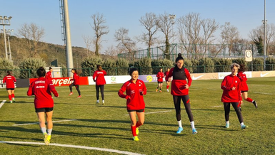 A Milli Kadın Futbol Takımı Sırbistan maçı hazırlıklarına başladı