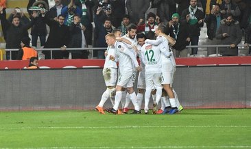 Atiker Konyasporlu futbolcular 3 puan aldıkları için mutlu