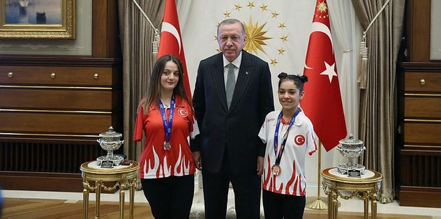 Başkan Recep Tayyip Erdoğan'dan Sümeyye ve Sevilay'a teşekkür mesajı