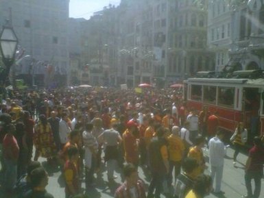 Galatasaray taraftarı Taksim’de!