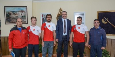 Karacabey Belediyesi’nden güreş takımına tam destek