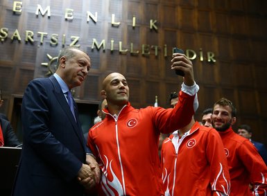 Cumhurbaşkanı Erdoğan, şampiyon güreşçileri kabul etti