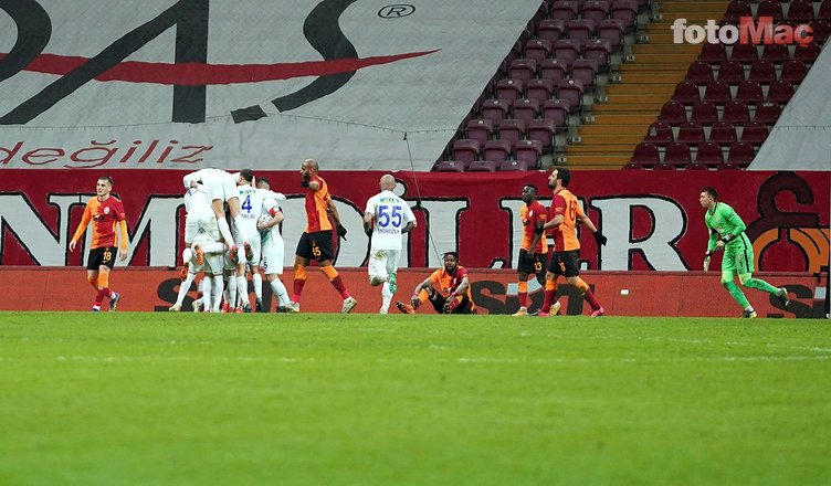 Son dakika spor haberleri: Galatasaray Rizespor maçında Fatih Terim çılgına döndü! "Gel burada göster"