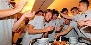 Salih'e pasta kesildi