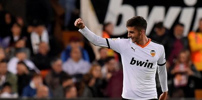 Manchester City sign winger Ferran Torres from Valencia