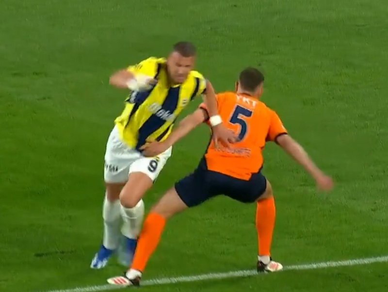 rams-basaksehir-fenerbahce-macinda-tartismali-pozisyon-1746811896044.jpg