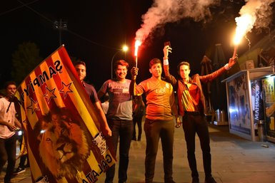 Galatasaray taraftarı sokaklara döküldü!