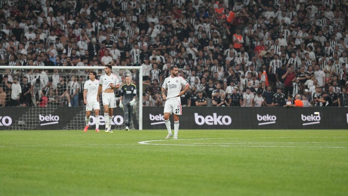 Beşiktaş tribünlerinde 'Sergen Yalçın' sesleri! Taraftarlar takıma tepki gösterdi Beşiktaş tribünlerinde 'Sergen Yalçın' sesleri! Taraftarlar takıma tepki gösterdi
