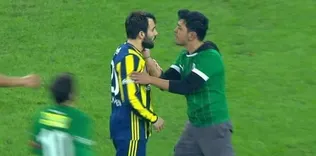 Taraftar sahaya daldı