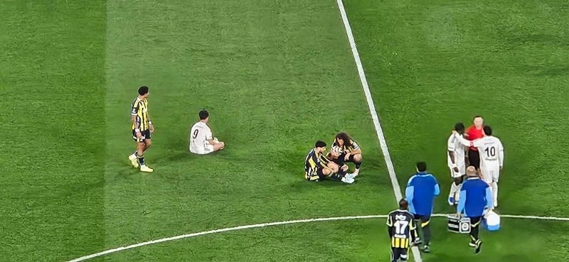fenerbahcede-sok-sakatlik-yildiz-futbolcu-devam-edemedi-1775410294293.jpeg