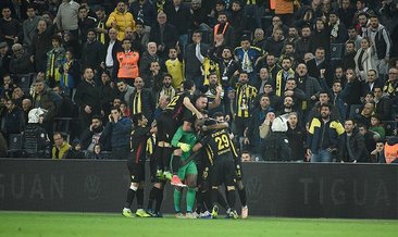 Yeni Malatyasporlu yöneticiler Fenerbahçe maçını soyunma odasında izliyor