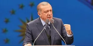Altın madalya alan sporcuları kutladı