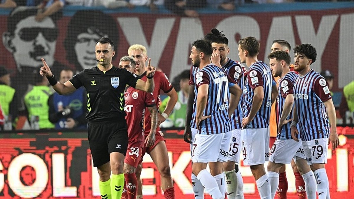 Trabzonspor'un penaltı beklediği pozisyonda karar doğru mu? Trio ekibi yorumladı Trabzonspor'un penaltı beklediği pozisyonda karar doğru mu? Trio ekibi yorumladı