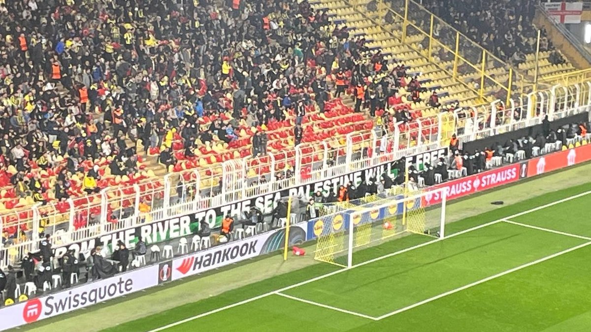 Fenerbahçe taraftarı Aston Villa maçında Filistin’i unutmadı